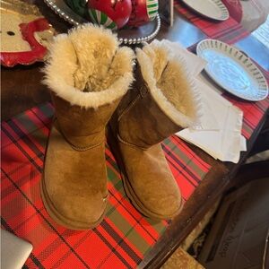 UGG boots with bow detail *FLAW*